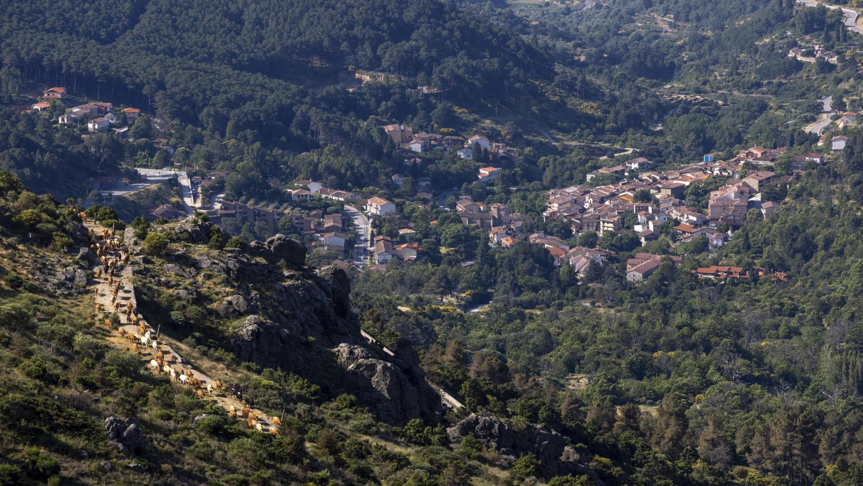 Puerto de El Pico (Ávila). Al fondo la localidad de Cuevas del Valle