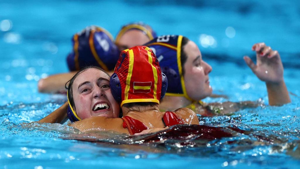 La selección femenina de waterpolo celebra su oro en los Juegos Olímpicos de París.