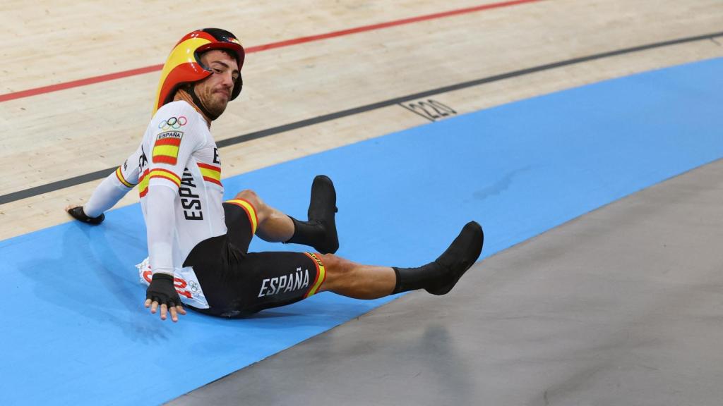 Albert Torres, en el suelo tras su caída en la madison de ciclismo en pista.