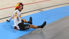 Albert Torres, en el suelo tras su caída en la madison de ciclismo en pista.