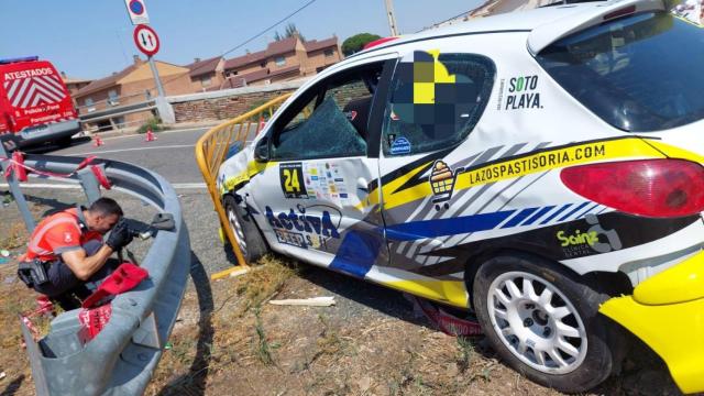 Coche accidentado en el Rally Villa de Fitero