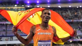 Jordan Díaz celebra la medalla de oro conseguida en París.