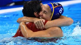 Pili Peña se abraza al seleccionador, Miki Oca, tras ganar la final olímpica.