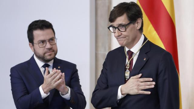 Pere Aragonés junto al nuevo presidente de la Generalitat, Salvador Illa, este sábado en el Salón de Sant Jordi del Palau de la Generalitat.