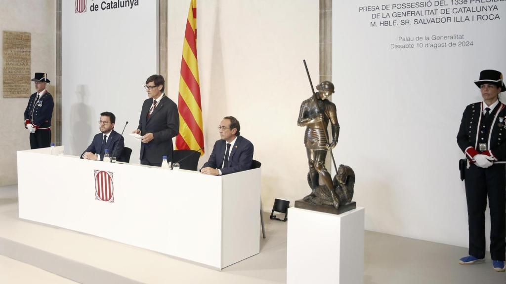 Salvador Illa promete el cargo de presidente de la Generalitat, flanqueado por Pere Aragonès y Josep Rull.