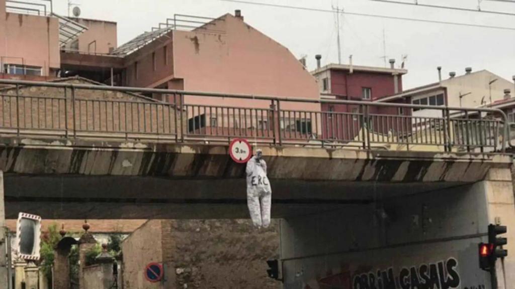 Un muñeco con la cara de Junqueras colgado en un puente de Sant Vicenç dels Horts (Barcelona).