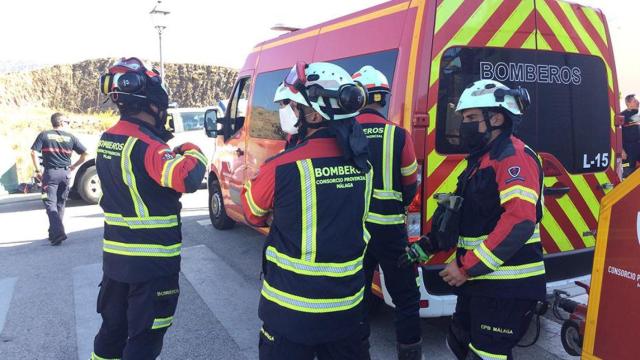 Efectivos del cuerpo provincial de bomberos trabajando.