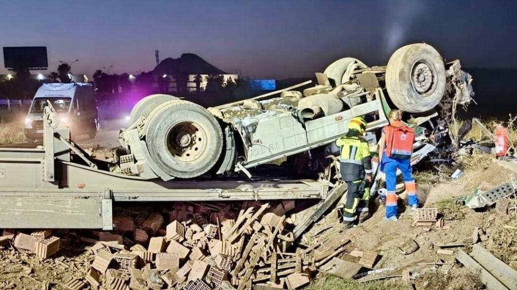 El camión accidentado en Antequera.