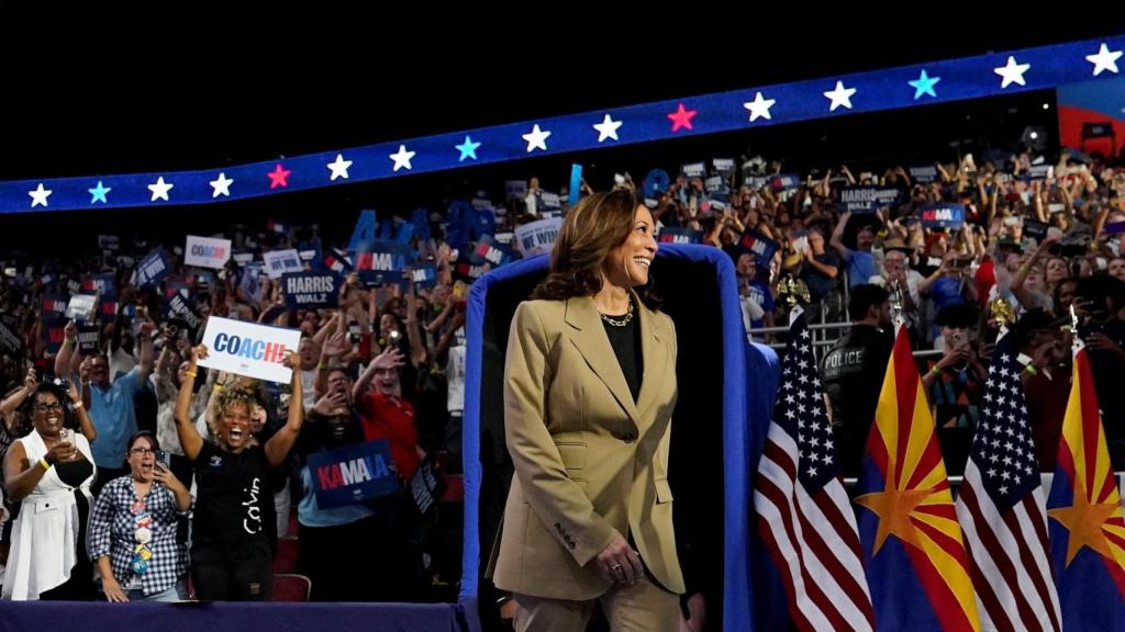 La vicepresidenta estadounidense y candidata presidencial demócrata Harris hace campaña en Arizona.