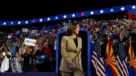 La vicepresidenta estadounidense y candidata presidencial demócrata Harris hace campaña en Arizona.