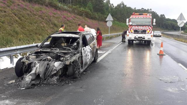 Vehículo calcinado en A Laracha (A Coruña)