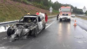 Vehículo calcinado en A Laracha (A Coruña)