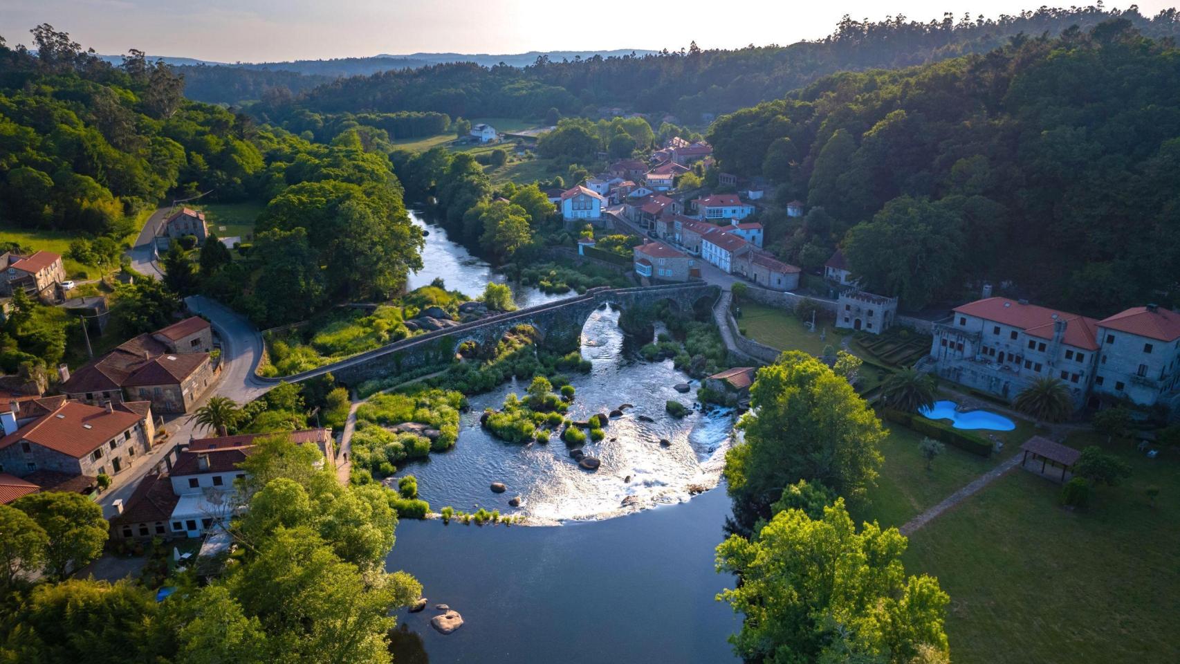 Vista aérea del río Tambre a su paso por A Ponte Maceira.