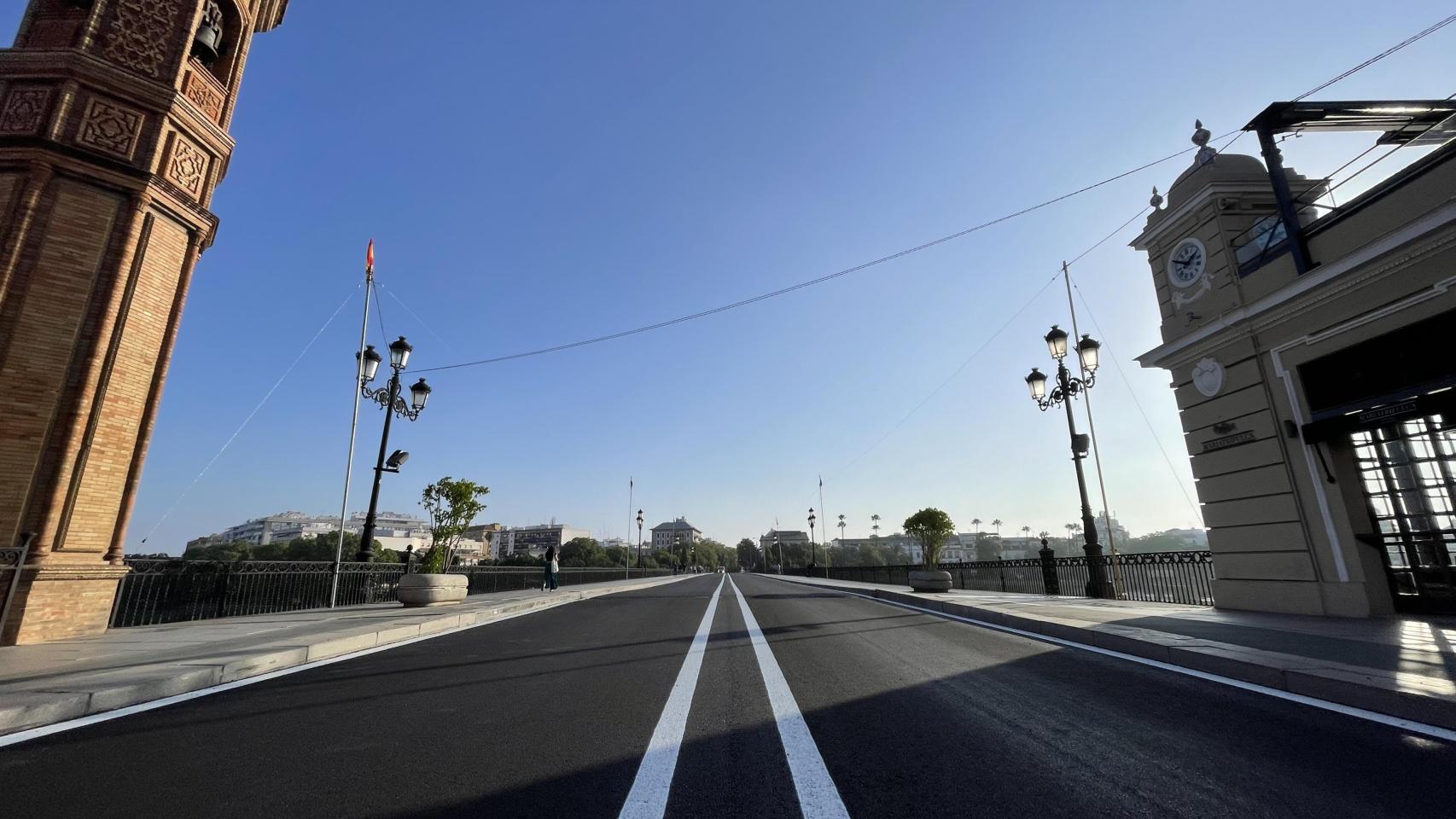 Nuevo asfaltado en el Puente de Triana.