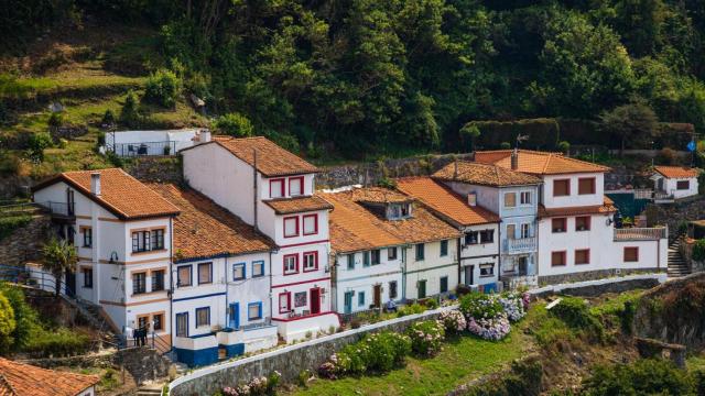 Una pequeña villa marinera en Asturias.