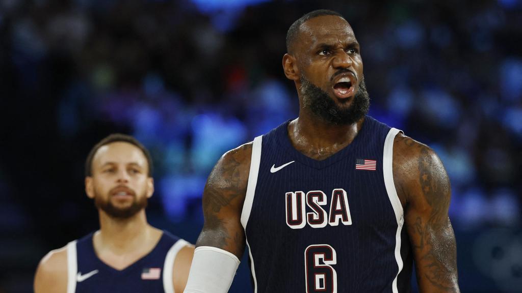 LeBron James y Stephen Curry celebran la victoria de Estados Unidos en los JJOO.