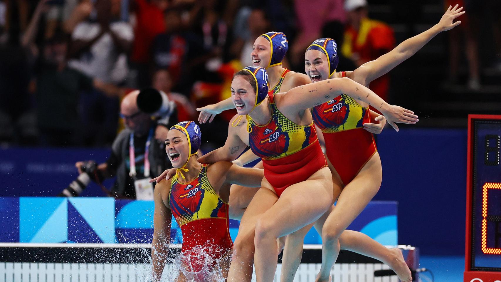 Las jugadoras de la selección española de waterpolo femenino celebran el triunfo sobre Australia.