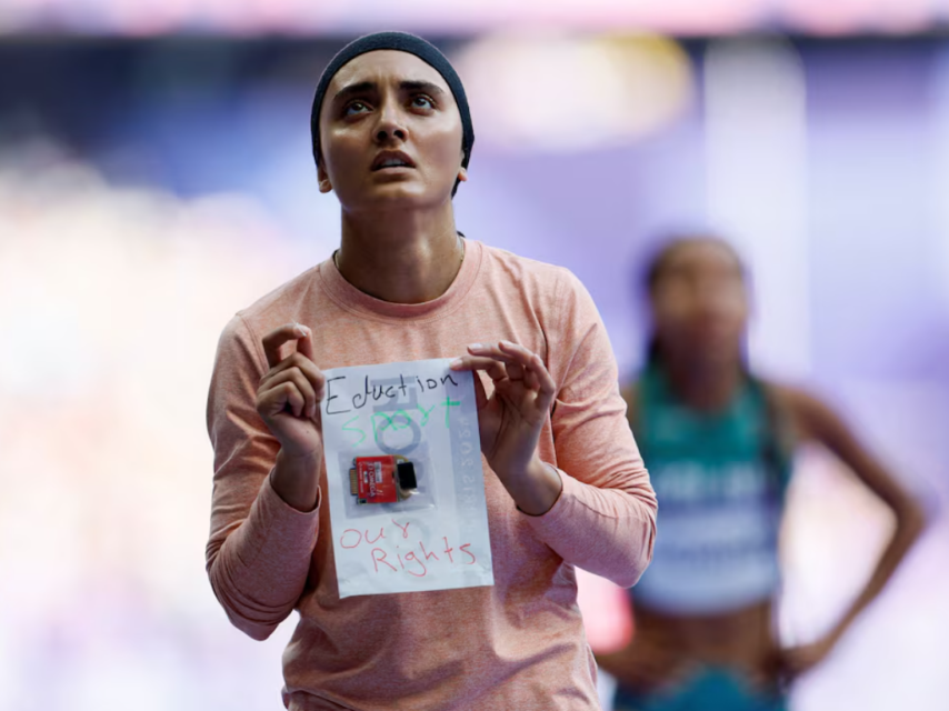 La atleta Kimia Yousofi enseña un mensaje reivindicativo de los derechos de las mujeres en Afganistán, tras correr en la prueba de los 100 metros el pasado 2 de agosto.