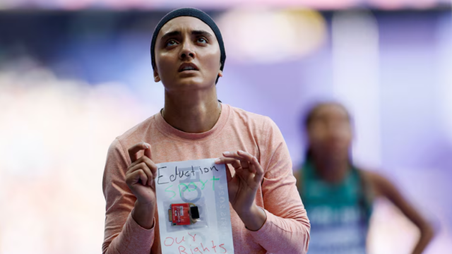 La atleta Kimia Yousofi enseña un mensaje reivindicativo de los derechos de las mujeres en Afganistán, tras correr en la prueba de los 100 metros el pasado 2 de agosto.