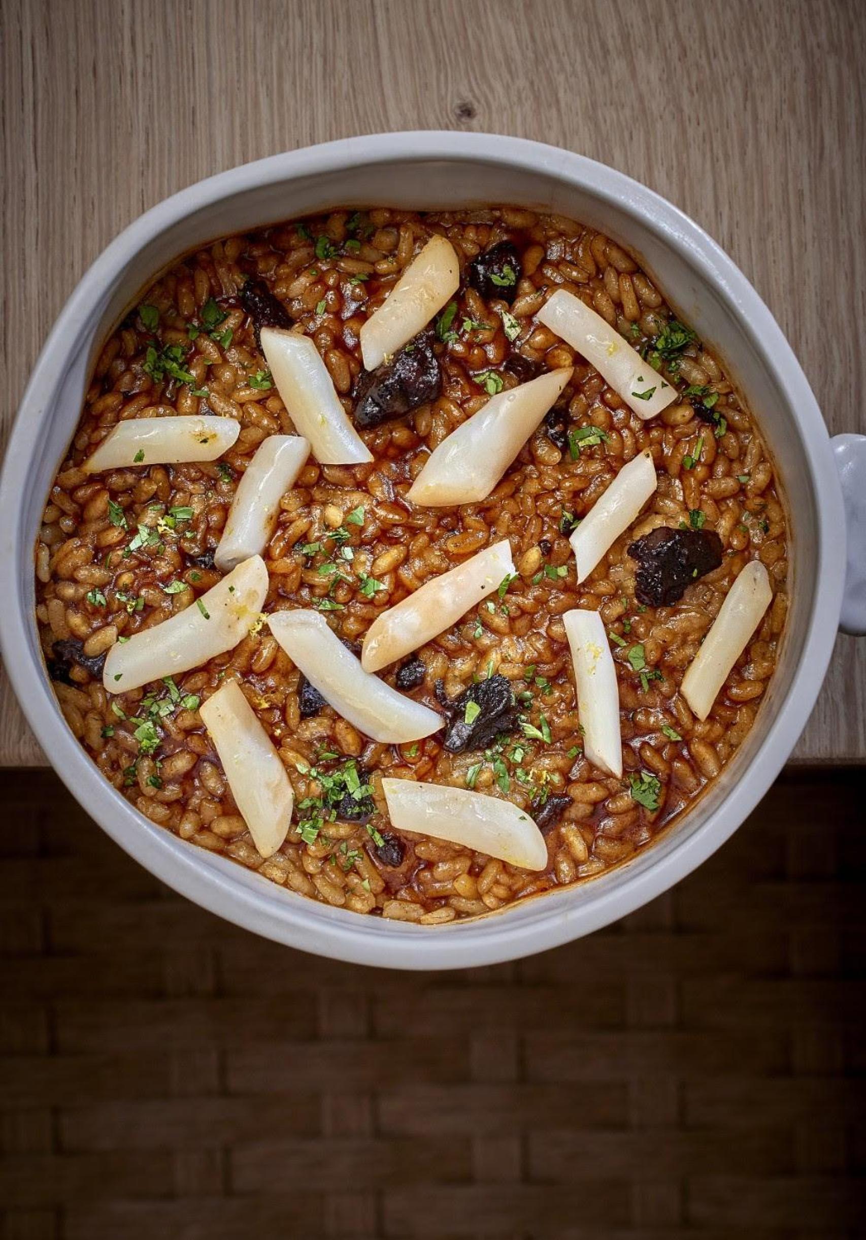 Arroz con morcilla y navajas.