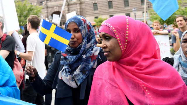 Mujeres con velo islámico, en una protesta frente al Parlamento de Suecia.