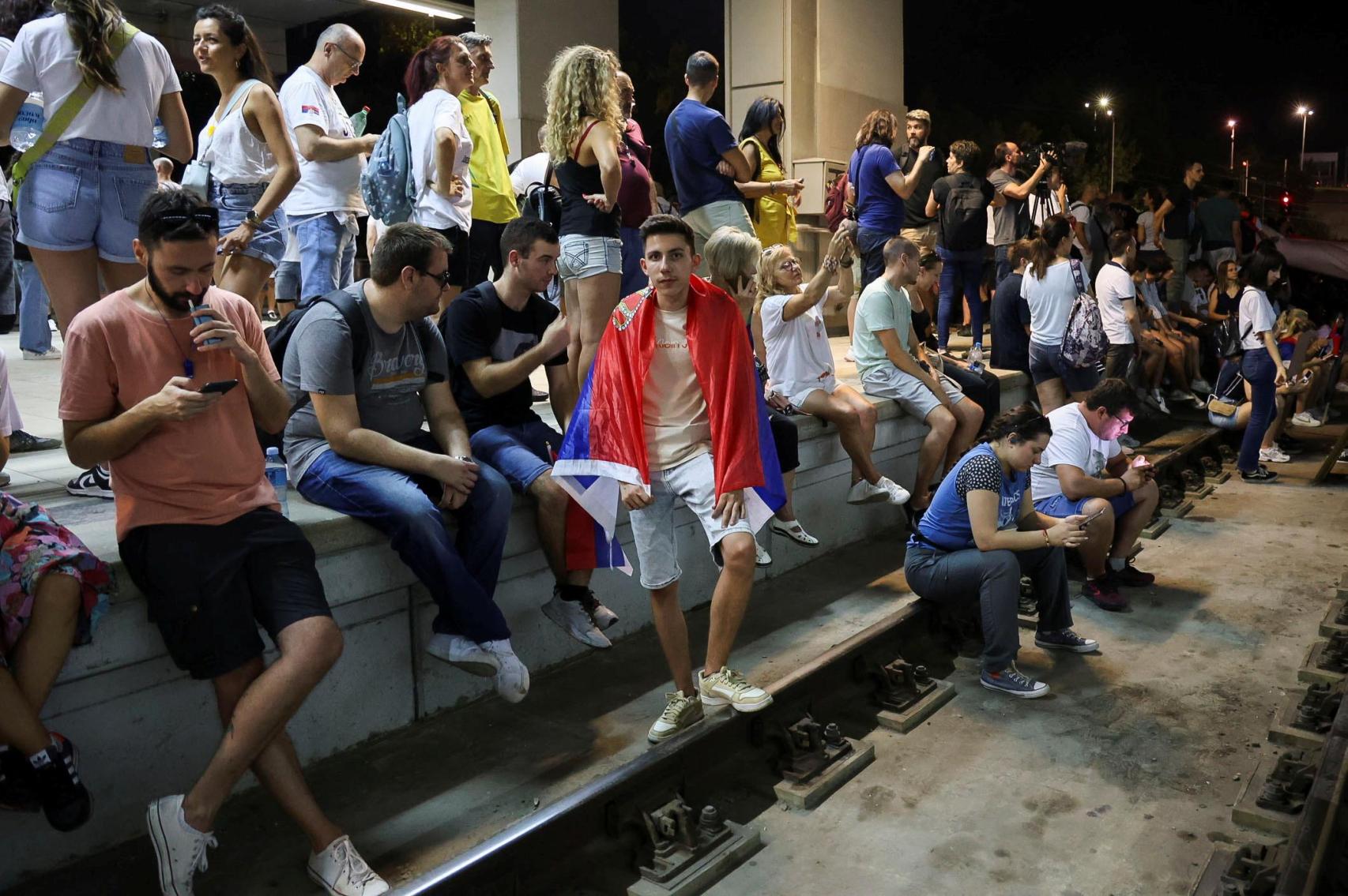 Manifestantes bloquean los raíles de la estación central de Belgrado.