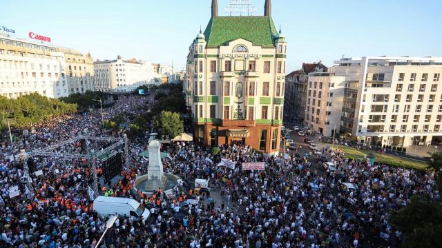 Una multitudinaria protesta contra el proyecto de minería de explotación de litio en Serbia bloqueó este sábado Belgrado.