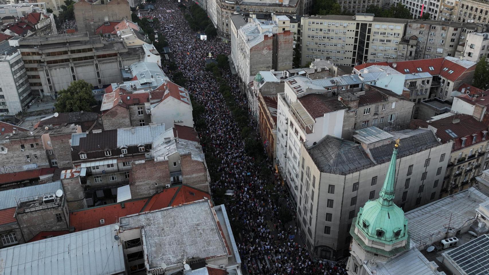 Una vista de un dron muestra la multitudinaria protesta en Belgrado contra el proyecto de explotación de litio.