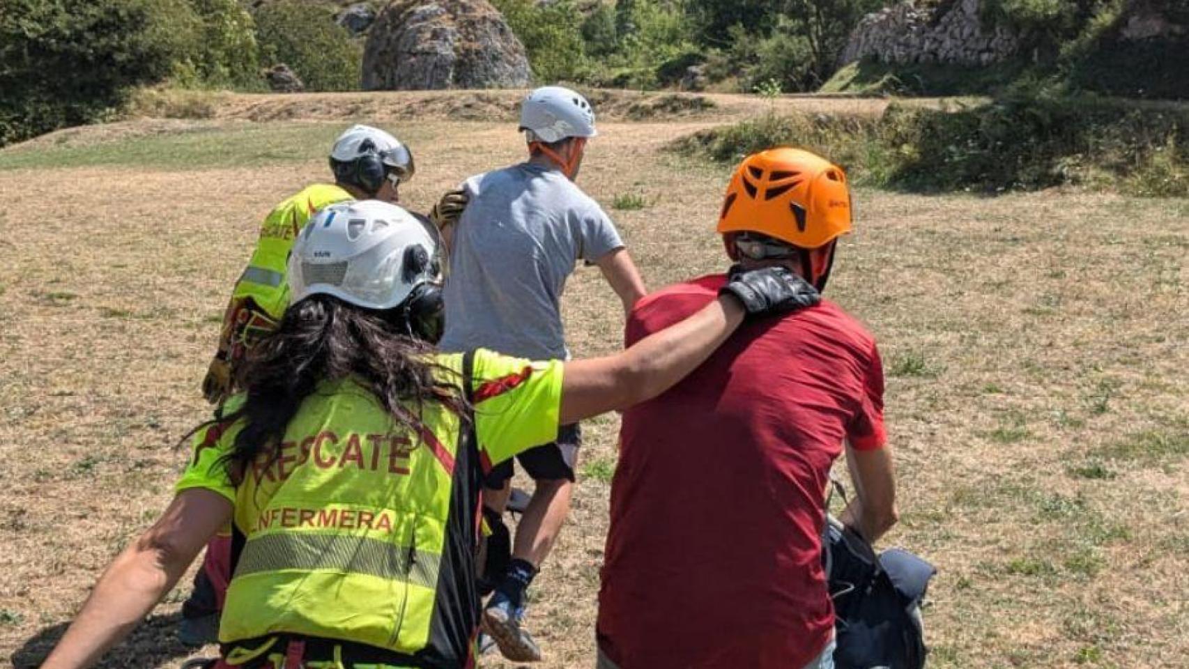 La enfermera y el rescatador con dos de las personas que se encontraban mareadas