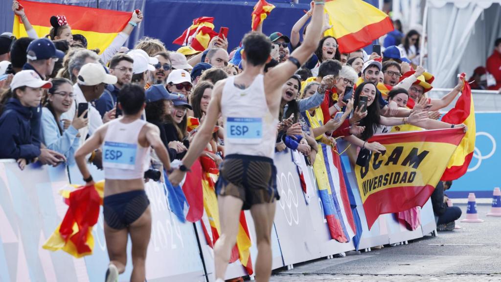 María Pérez y Álvaro Martín celebrando su oro olímpico en París.