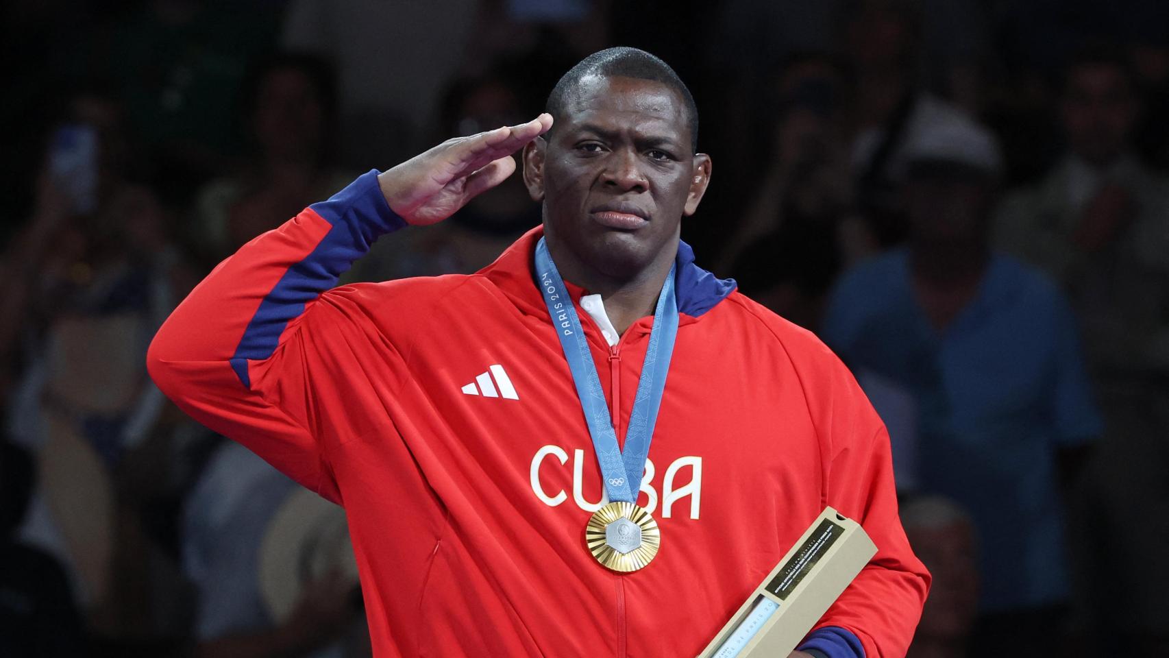 Mijaín López realiza el saludo militar durante la ceremonia de entrega de medallas.