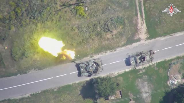 Un tanque ucraniano disparando en el área fronteriza con Ucrania en la región de Kursk, Rusia.