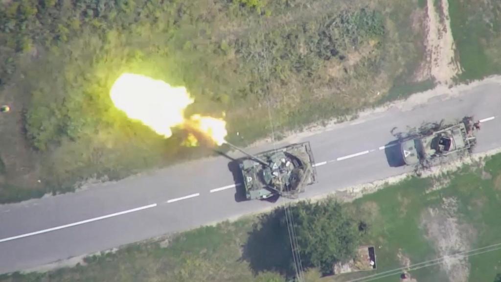 Un tanque ucraniano disparando en el área fronteriza con Ucrania en la región de Kursk, Rusia.