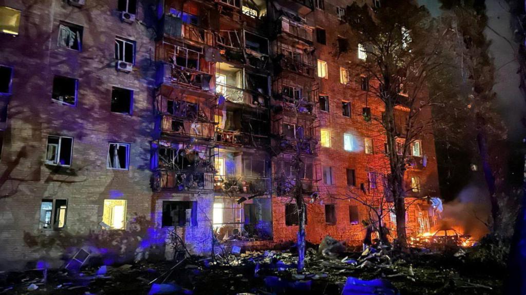 Edificio de apartamentos dañado por un misil lanzado desde Ucrania en Kursk (Rusia).