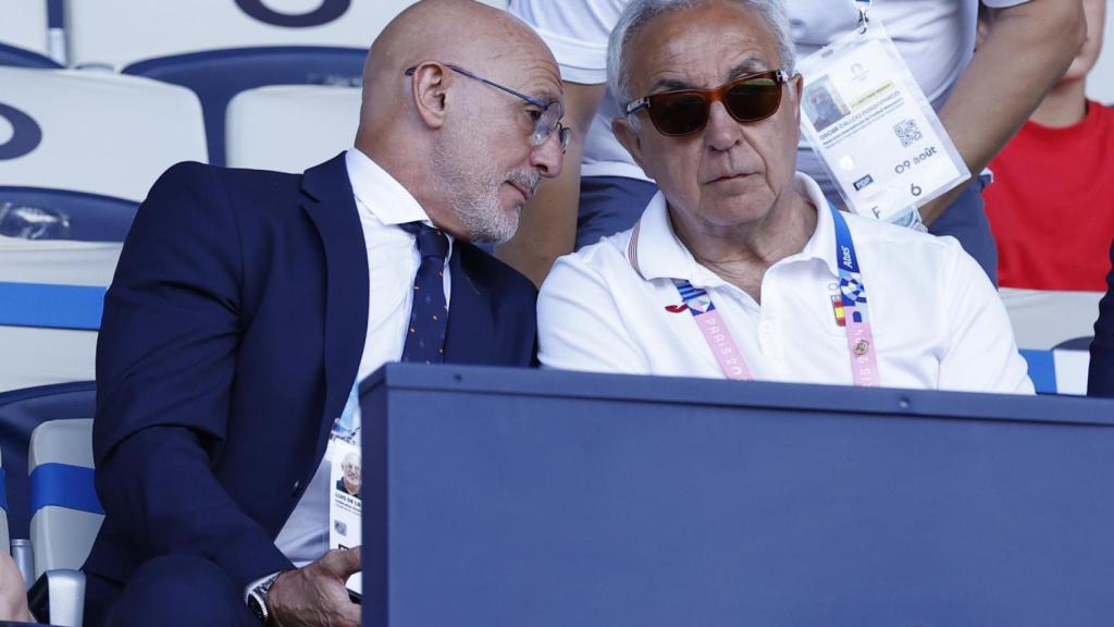 Luis de la Fuente junto a Alejandro Blanco, presidente del COE, en los JJOO de París.