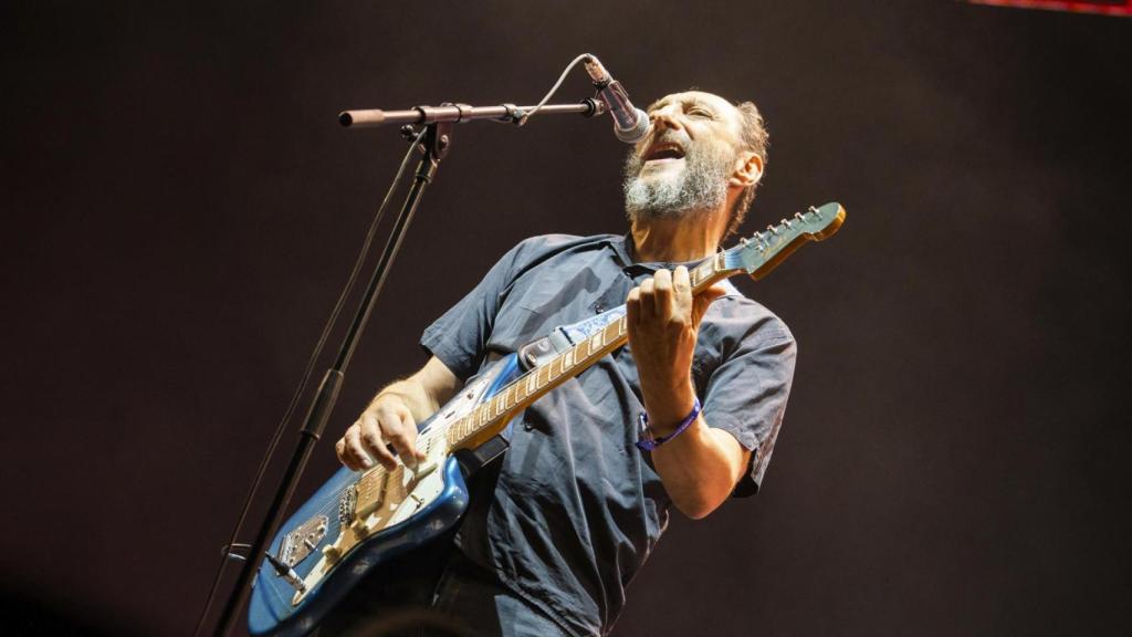 Jota, de Los Planetas, durante su actuación en el festival Sonorama de Aranda de Duero (Burgos), el pasado miércoles. Foto: EFE/Paco Santamaría