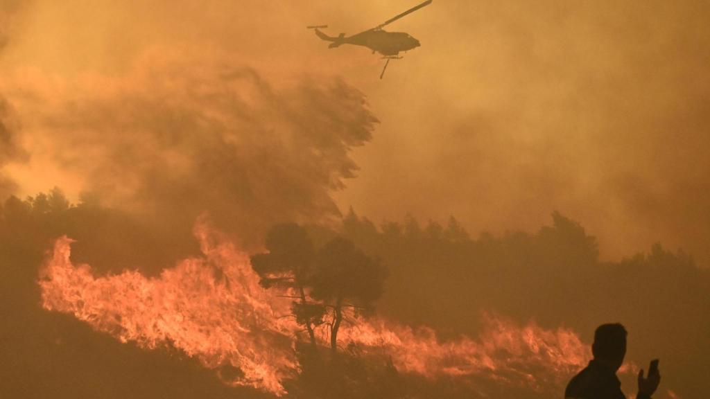 Incendio forestal arde en Varnava, cerca de Atenas.