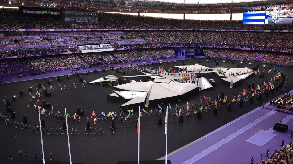 Los abanderados de cada país rodeando el elemento central de la ceremonia de clausura de los JJOO de París 2024