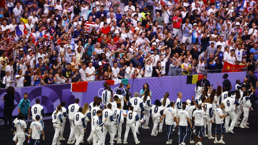 La delegación francesa entrando en el estadio durante la ceremonia de clausura