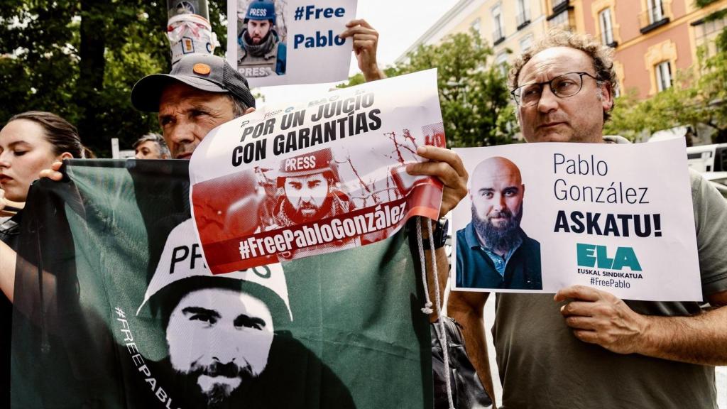 Miembros de asociaciones de la prensa exigen la puesta en libertad de Pablo González, celebrada el pasado  a 26 de junio en Madrid.