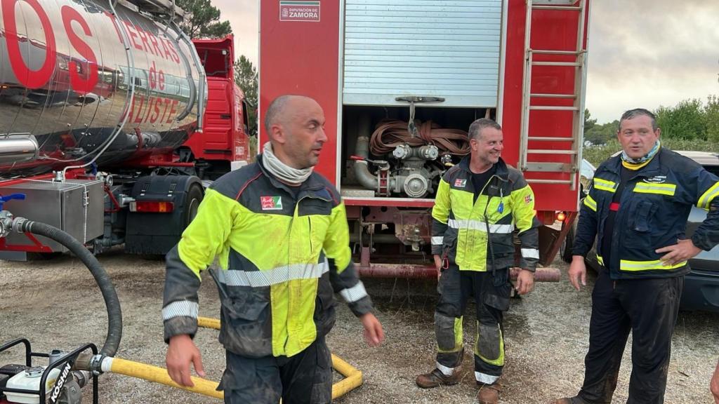 El presidente de la Diputación, Javier Faúndez Domínguez, en las labores de extinción del incendio en Portugal