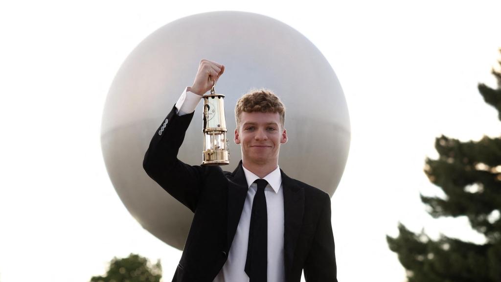 París da el relevo de los JJOO a Los Ángeles en una ceremonia que