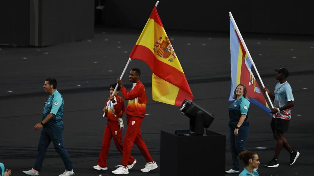 Jordan Díaz y María Pérez desfilan con la bandera de España en la ceremonia de clausura de los JJOO.