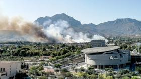 El incendio de Benidorm este sábado. EE