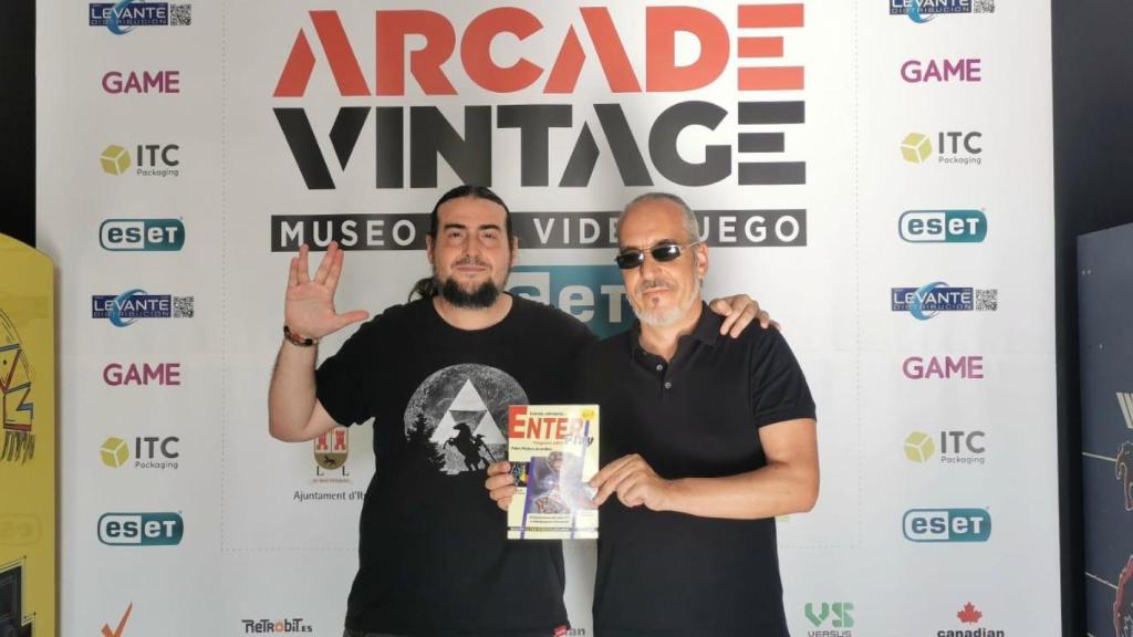 Pako Mulero y Óscar Martín, en la presentación del libro en el Museo Arcade Vintage de Ibi.