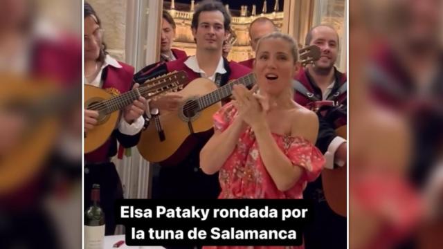 Elsa Pataky junto a la tuna en Salamanca