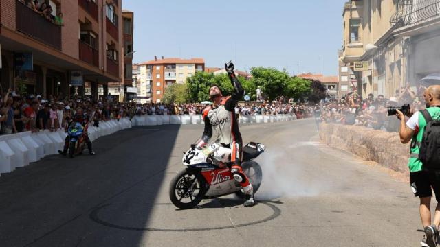 Homenaje de uno de los corredores al piloto fallecido