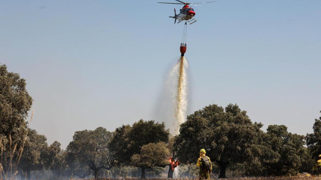 Tres helicópteros y cuatro autobombas trabajan en la extinción de un incendio forestal en Campillo de Azaba (Salamanca)