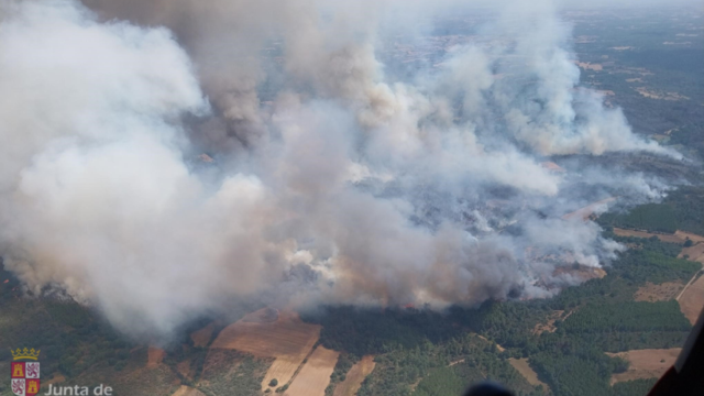 Medios aéreos de Castilla y León colaboran en la extinción de un incendio en Portugal