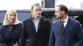 La princesa Mette-Marit de Noruega junto a su marido, Haakon, y el hijo de ella, Marius Borg Høiby.